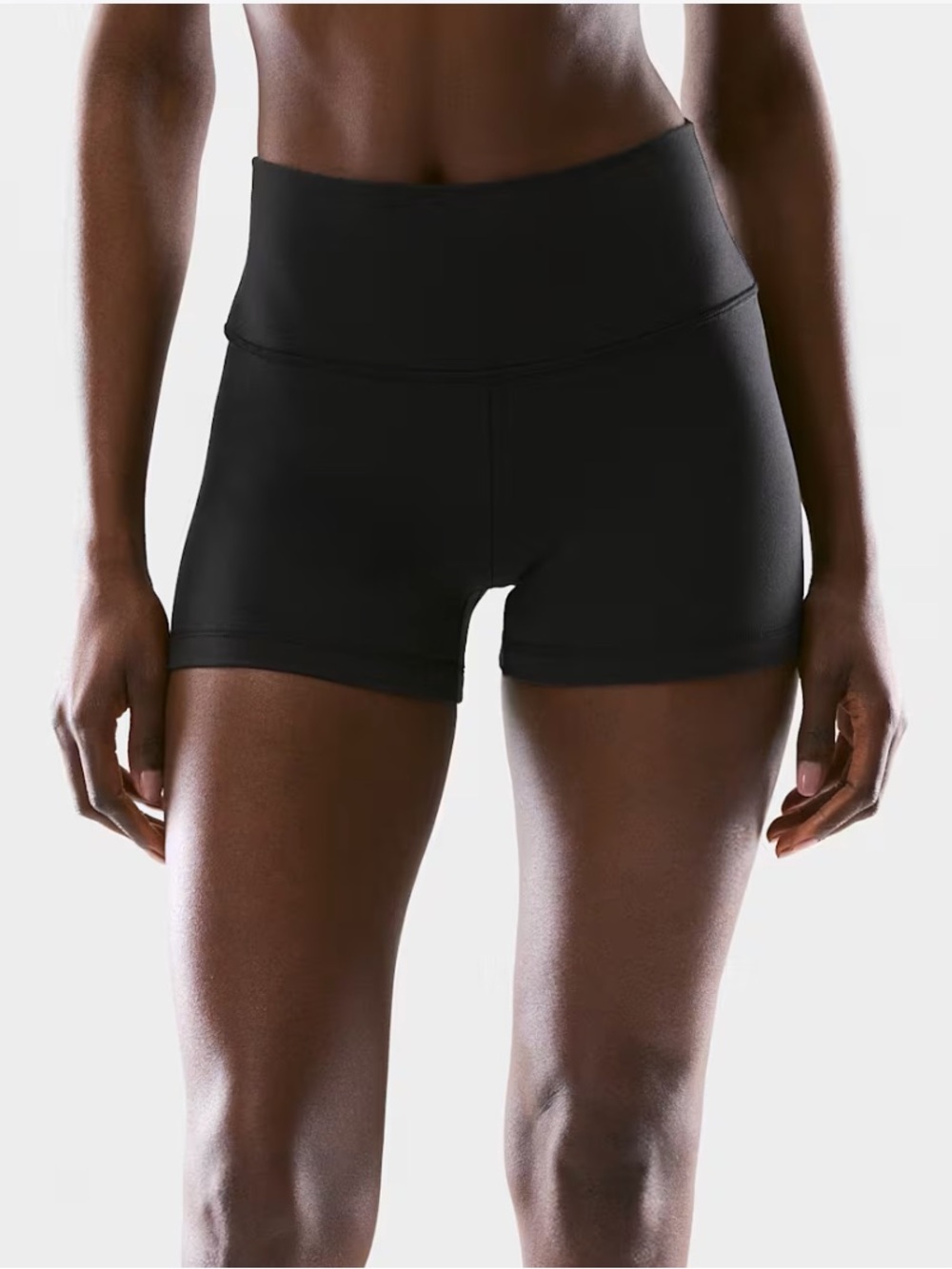 Aritzia Golden LIFE Atmosphere Hi-Rise 3" Short size 4 black
